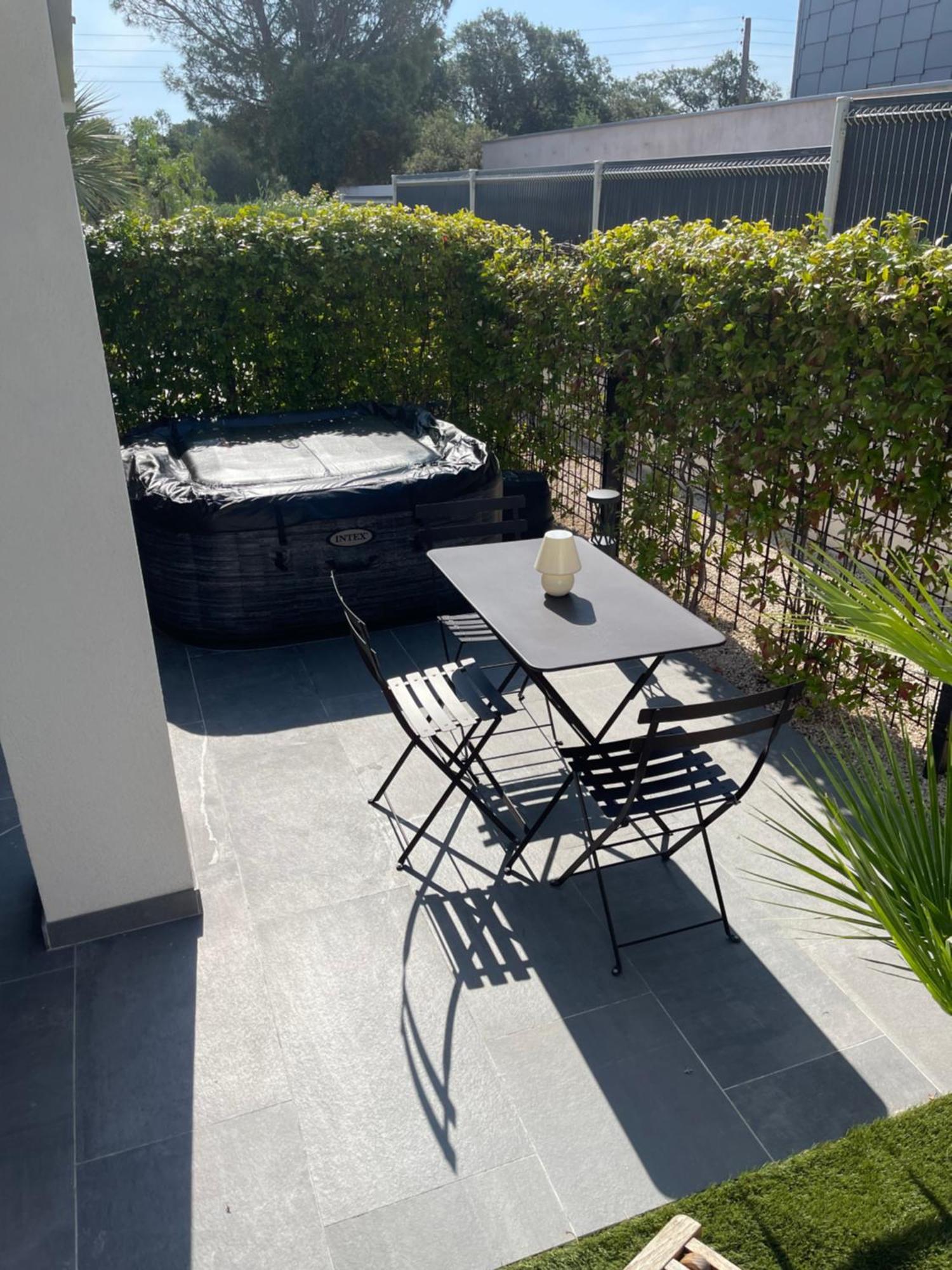 Appartement De Caractere Avec Jacuzzi Fréjus Екстериор снимка